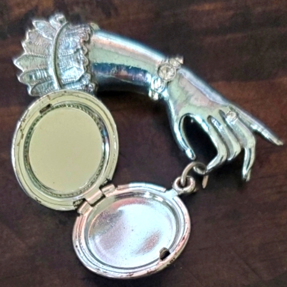 Beautiful Vintage Costume Lady Hand Jewelry Brooch - Picture 3 of 4